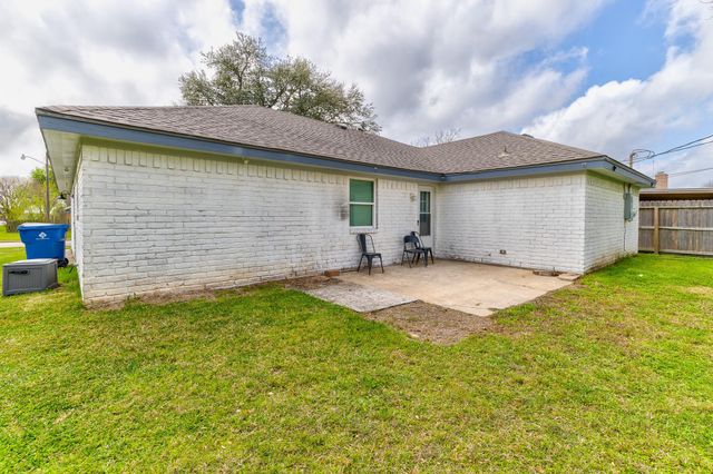 2302 38th Avenue N, Texas City, TX 77590