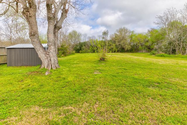 2302 38th Avenue N, Texas City, TX 77590