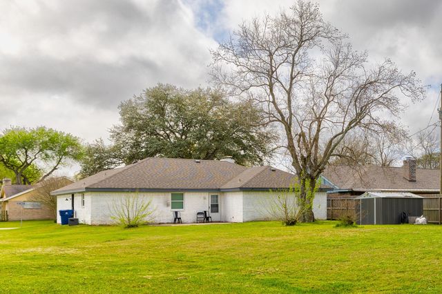 2302 38th Avenue N, Texas City, TX 77590