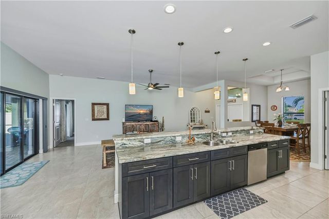 910 SW 12th TER, Cape Coral, FL 33991