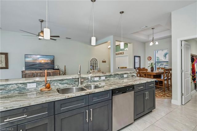 910 SW 12th TER, Cape Coral, FL 33991