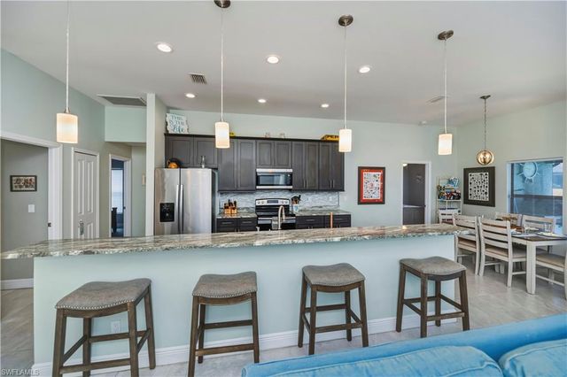 910 SW 12th TER, Cape Coral, FL 33991