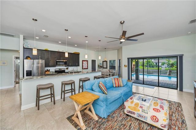 910 SW 12th TER, Cape Coral, FL 33991