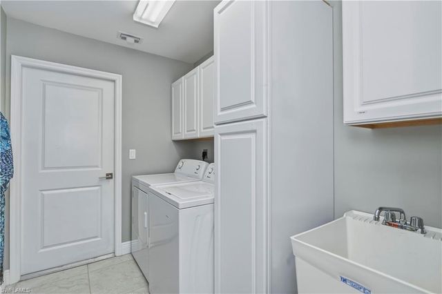 910 SW 12th TER, Cape Coral, FL 33991