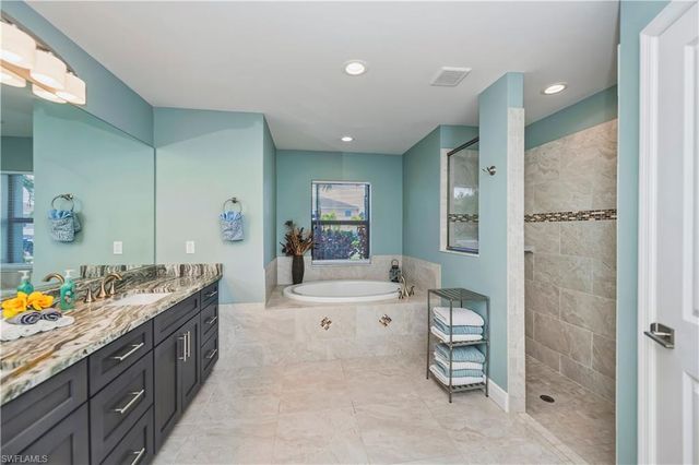 910 SW 12th TER, Cape Coral, FL 33991