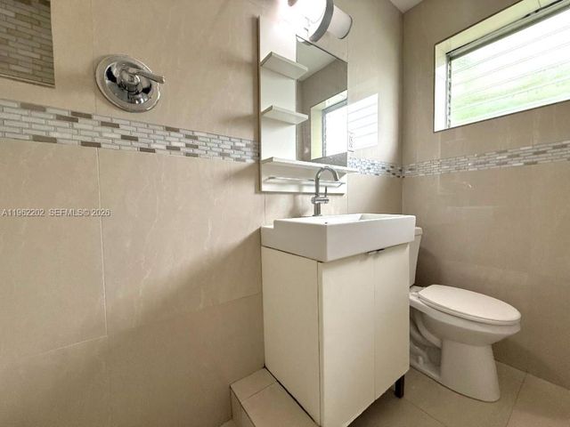 823 NE 10th St 3, Hallandale Beach, FL 33009