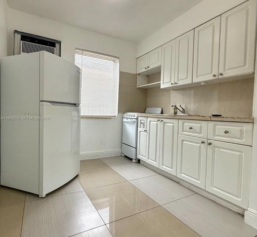 823 NE 10th St 3, Hallandale Beach, FL 33009