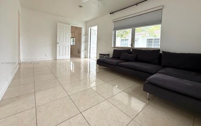 823 NE 10th St 3, Hallandale Beach, FL 33009