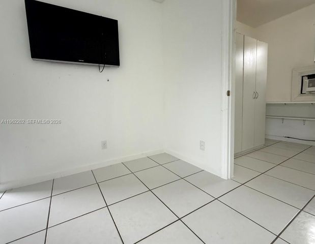 823 NE 10th St 3, Hallandale Beach, FL 33009