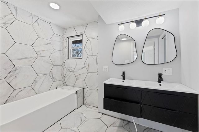 236 S Ash Street, Ottawa, KS 66067