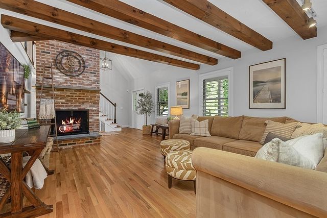 7 Pond St, Hopkinton, MA 01748