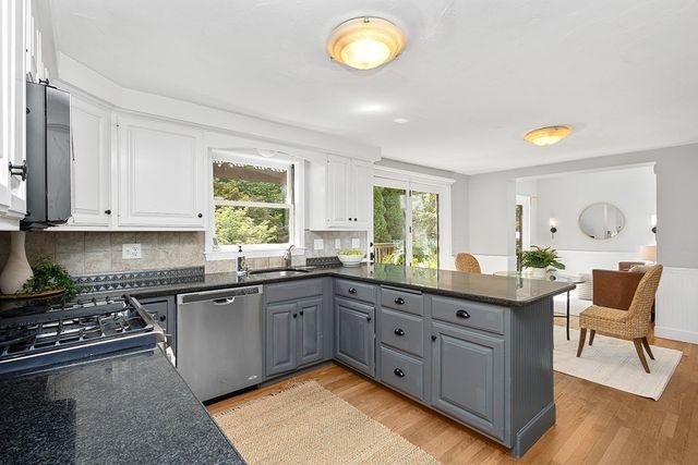 7 Pond St, Hopkinton, MA 01748