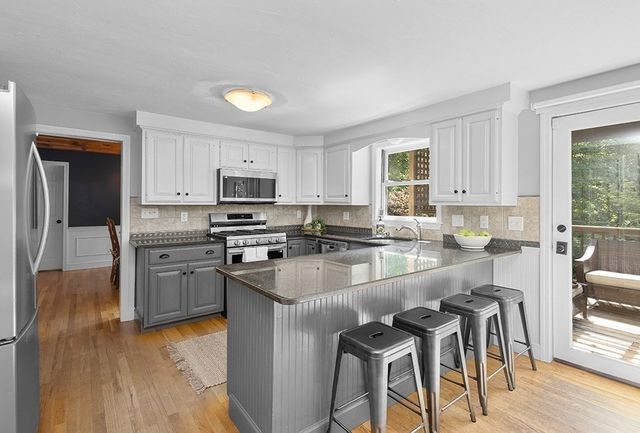 7 Pond St, Hopkinton, MA 01748