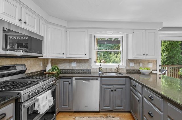 7 Pond St, Hopkinton, MA 01748