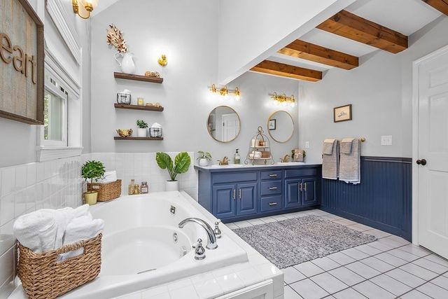 7 Pond St, Hopkinton, MA 01748