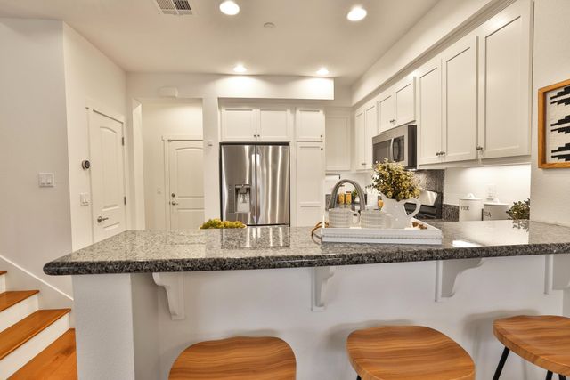 2574 Alvin St, Mountain View, CA 94043