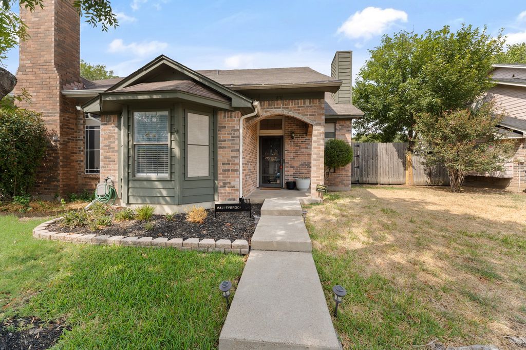 831 Valleybrooke Drive, Arlington, TX 76001 — exterior
