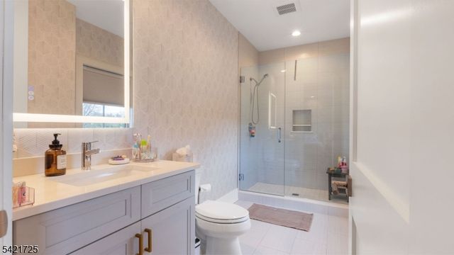 7 Woodcrest Rd, Florham Park Boro, NJ 07932