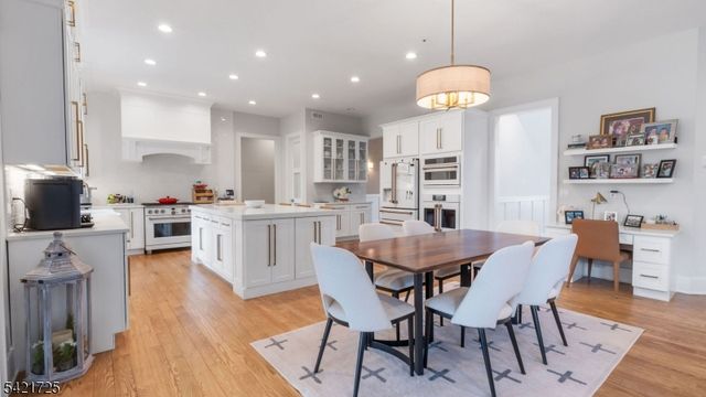 7 Woodcrest Rd, Florham Park Boro, NJ 07932