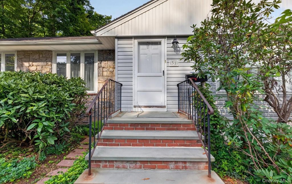 31 Francis Terrace, Glen Cove, NY 11542 — photo 2