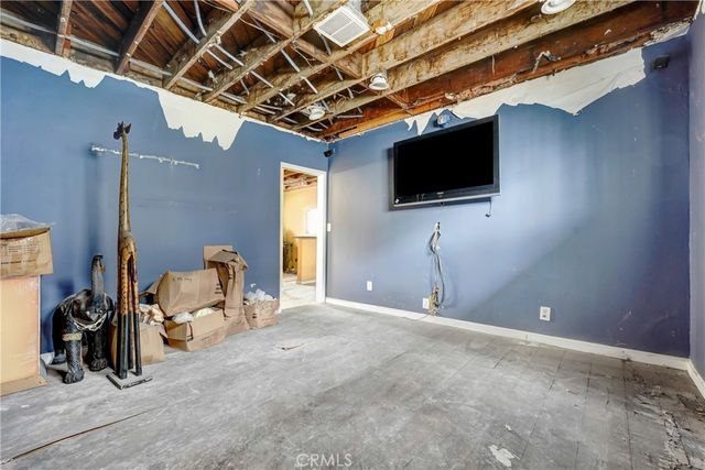 5924 West, Los Angeles, CA 90043