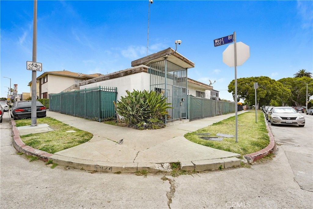 5924 West, Los Angeles, CA 90043