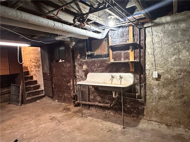 150 Euclid Ave, Sharon, PA 16146