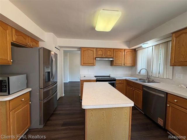7043 Foxridge Drive, Canton, MI 48187
