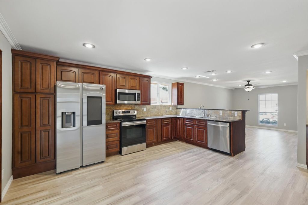422 Clover Lane, Garland, TX 75043