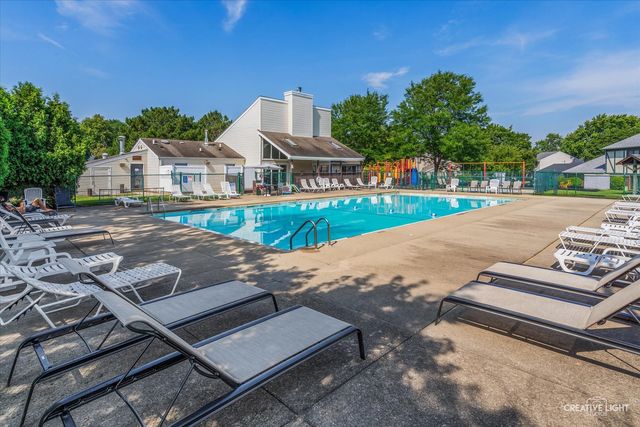 1924 N Hidden Creek Circle 6-76, Palatine, IL 60074