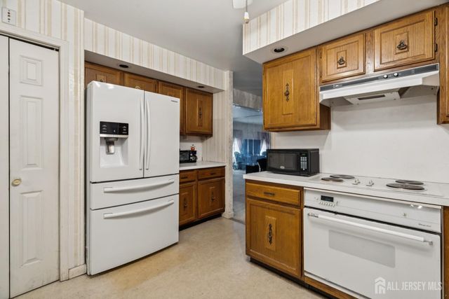 110 Edgewood Avenue, Green Brook, NJ 08812