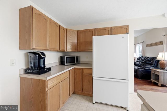 140 PETER RABBIT DR, Ranson, WV 25438