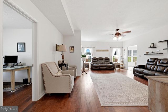 140 PETER RABBIT DR, Ranson, WV 25438
