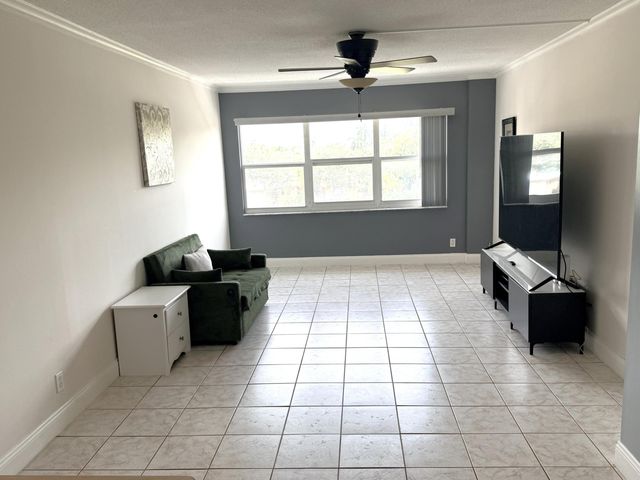 2555 NE 11TH Street 303, Fort Lauderdale, FL 33304