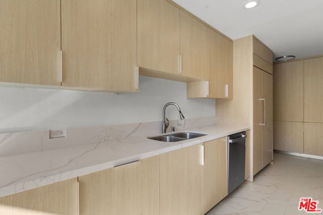 320 N Maple Drive 303, Beverly Hills, CA 90210