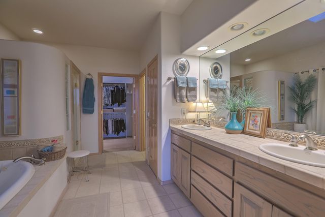 3812 Oxbow Village Lane NW, Albuquerque, NM 87120