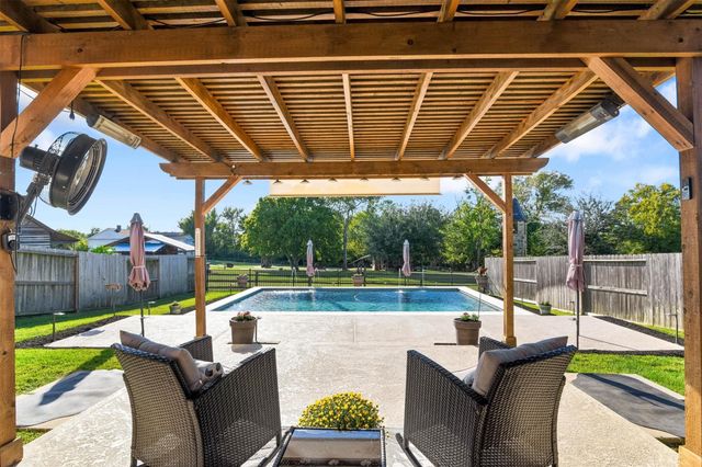 222 Racetrack Lane, Montgomery, TX 77356