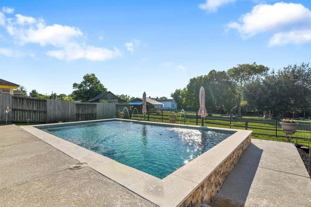 222 Racetrack Lane, Montgomery, TX 77356