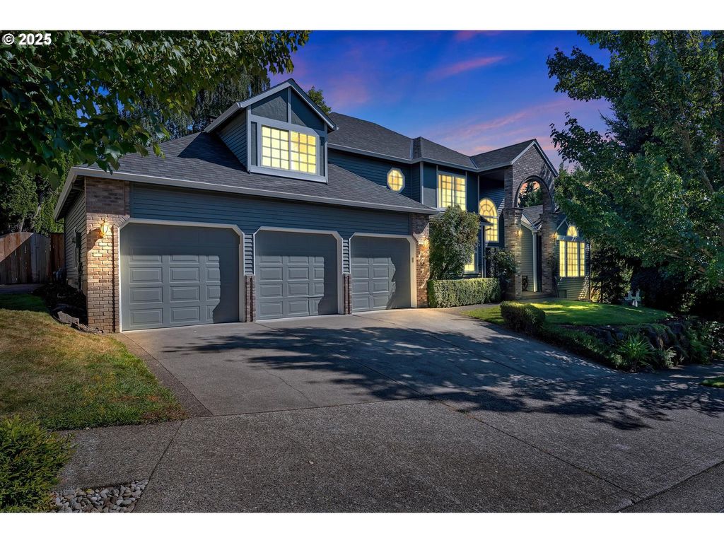 2250 RIVER HEIGHTS Cir, West Linn, OR 97068