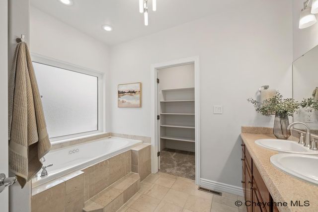 7805 HAWTHORNE DR, Cheyenne, WY 82009