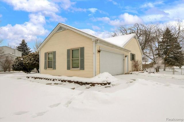 9416 Wildwood Lake Drive, Whitmore Lake, MI 48189