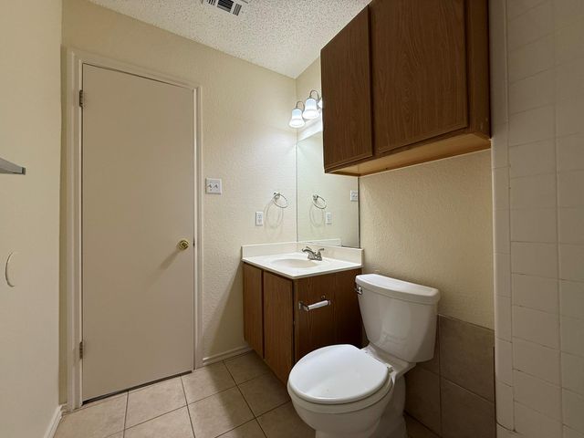 2304 Granberry DR B, Austin, TX 78745