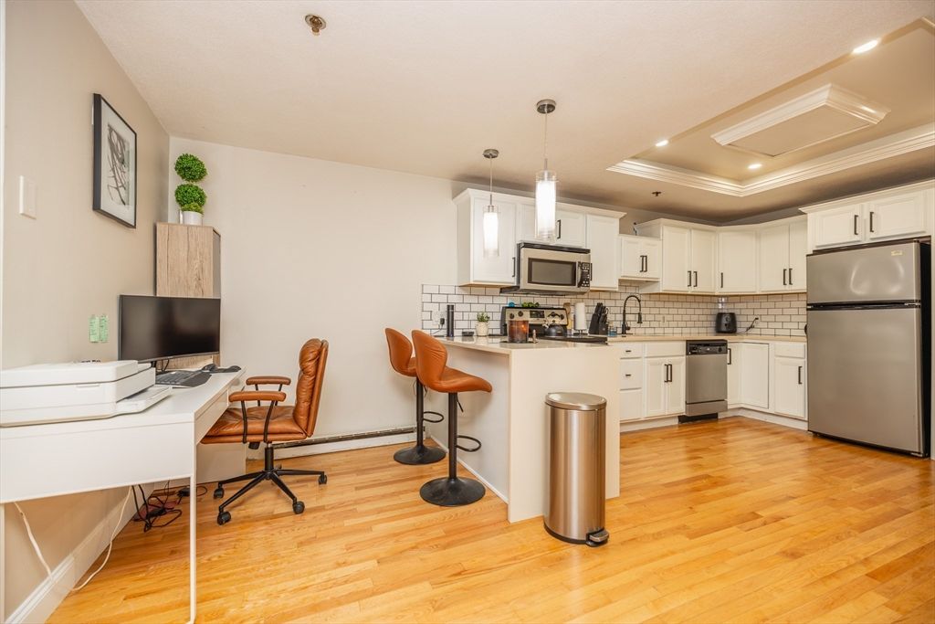 10 Beacon St 102, Woburn, MA 01801