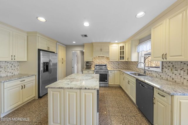 22 Denise Court, Manalapan, NJ 07726