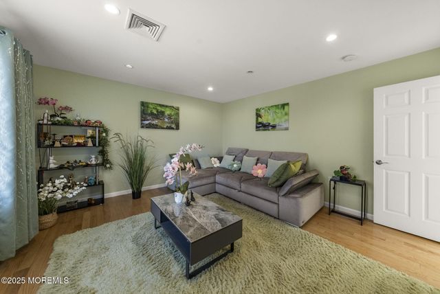 22 Denise Court, Manalapan, NJ 07726