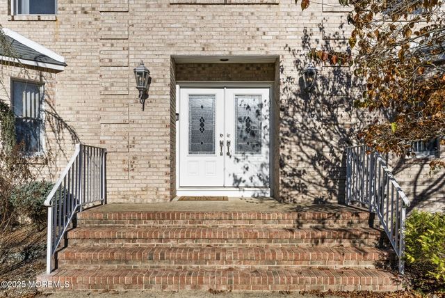 22 Denise Court, Manalapan, NJ 07726