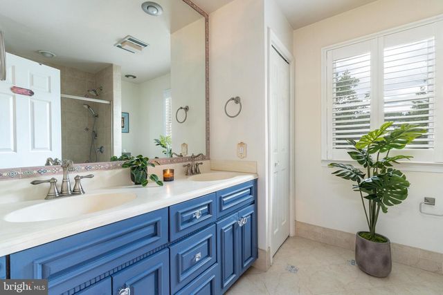 2047 STONE RIDGE LN, Villanova, PA 19085