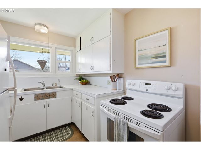 2950 FERRY St, Eugene, OR 97405