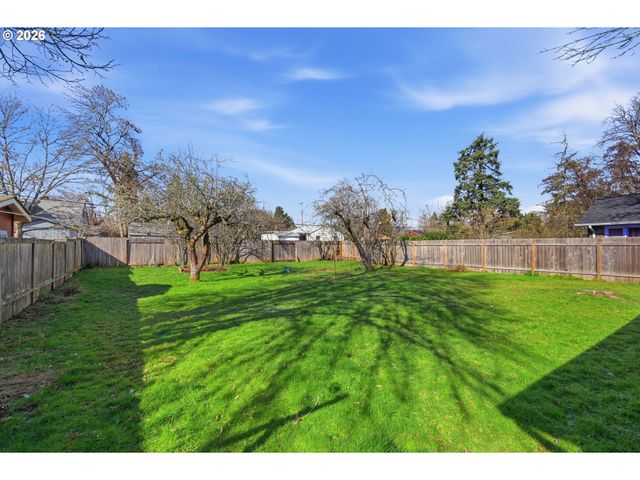 2950 FERRY St, Eugene, OR 97405