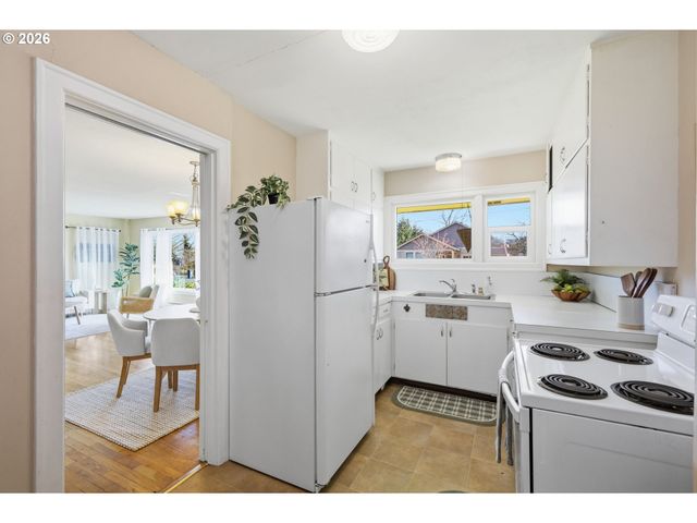 2950 FERRY St, Eugene, OR 97405